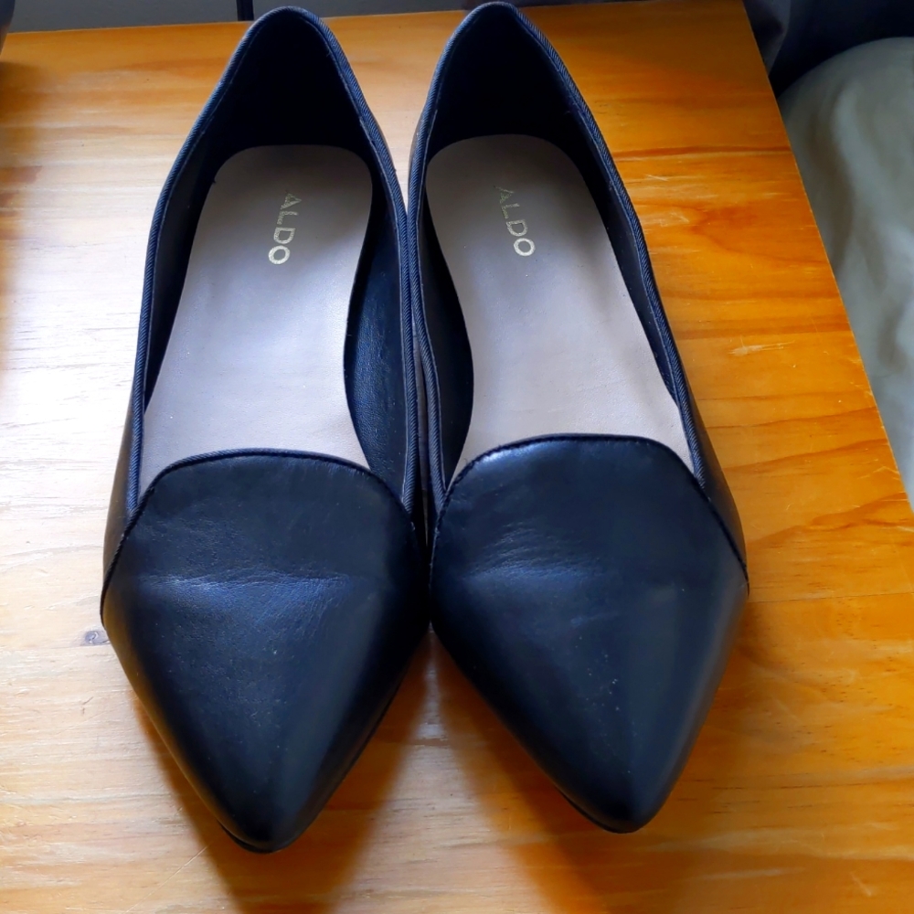 Aldo black pointed faux leather flats size 7.5